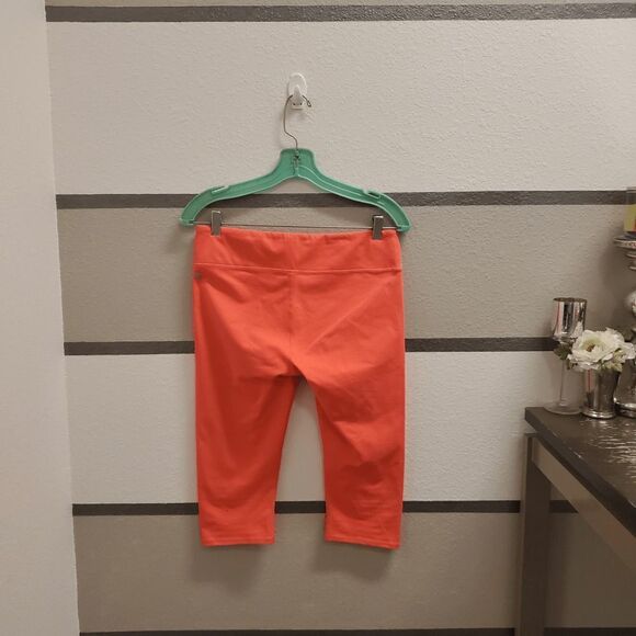 Fabletics Coral Cropped Leggings. Size M. - Picture 2 of 4